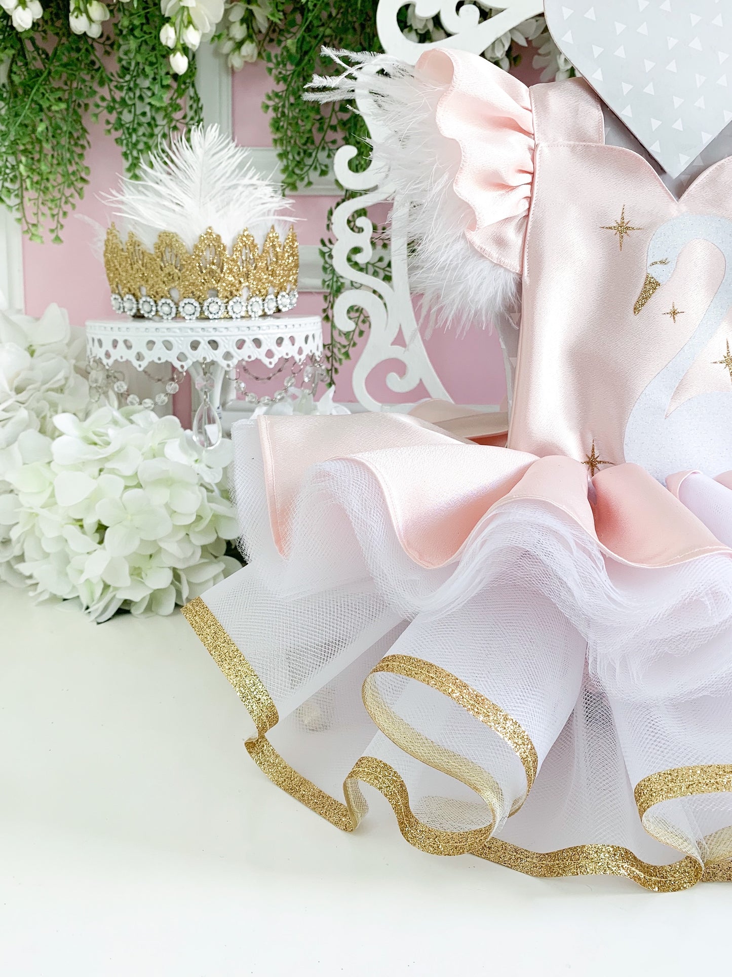 Blush Swan Party Set